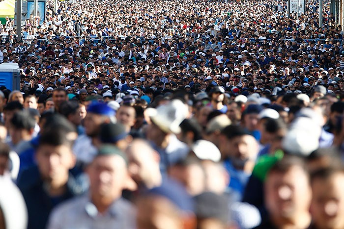 Rusya'da bayram coşkusu! Binlerce insan sokaklara döküldü