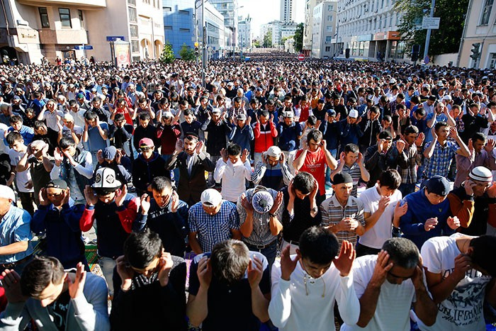 Rusya'da bayram coşkusu! Binlerce insan sokaklara döküldü