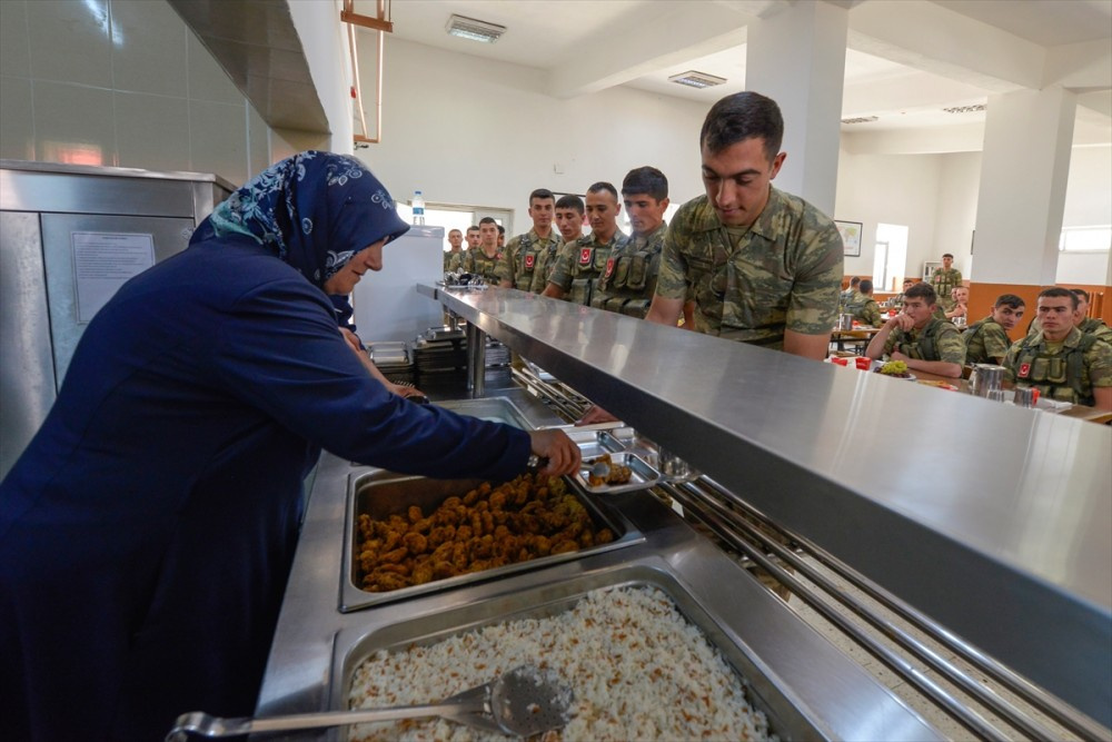 Nöbet tutan asker anne babasını karşısında görünce...