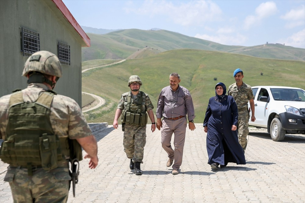 Nöbet tutan asker anne babasını karşısında görünce...