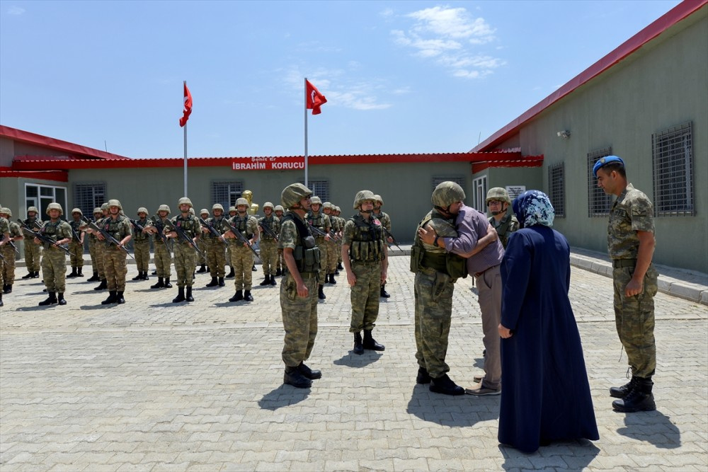 Nöbet tutan asker anne babasını karşısında görünce...