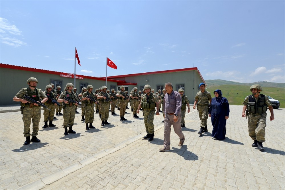 Nöbet tutan asker anne babasını karşısında görünce...