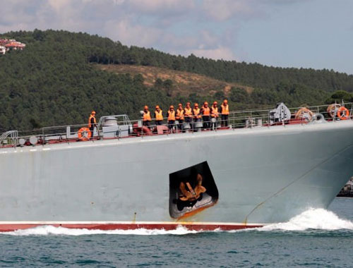 Rus savaş gemisi Boğaz'dan böyle geçti...