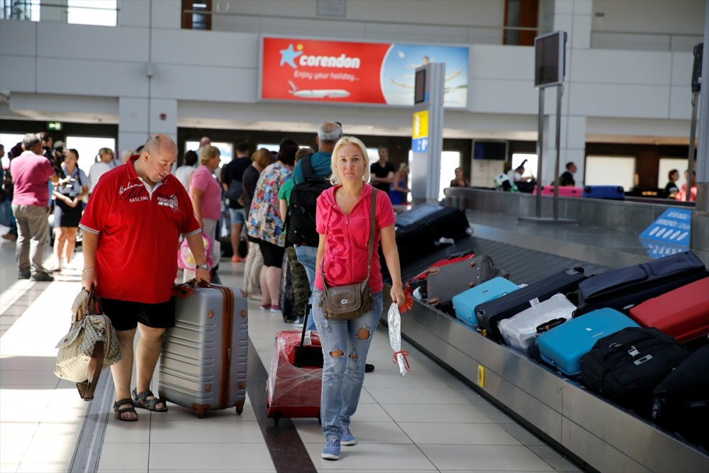 Aylar sonra ilk Rus kafilesi Antalya'da çiçeklerle karşılandı