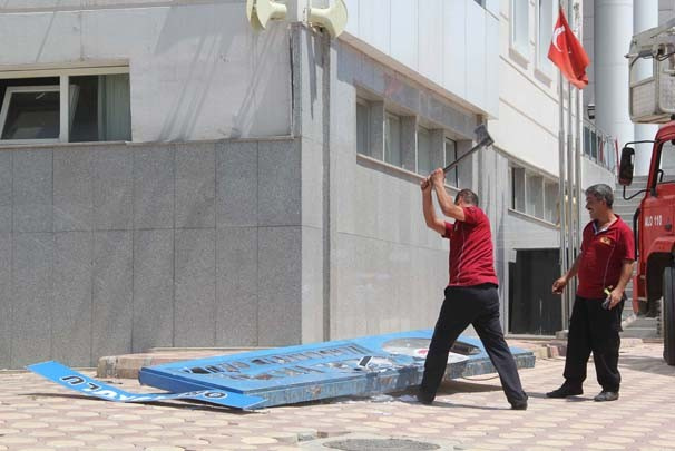 Tekbirlerle indirip, balyozla parçaladılar