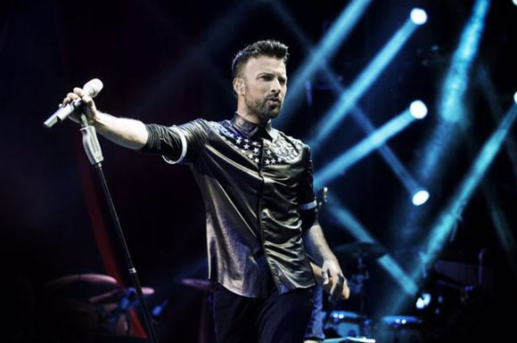  Tarkan'dan örnek davranış! 15 Temmuz şehitleri için...