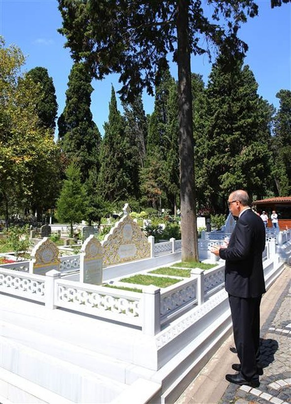 Erdoğan'dan Erol Olçok'un mezarına ziyaret