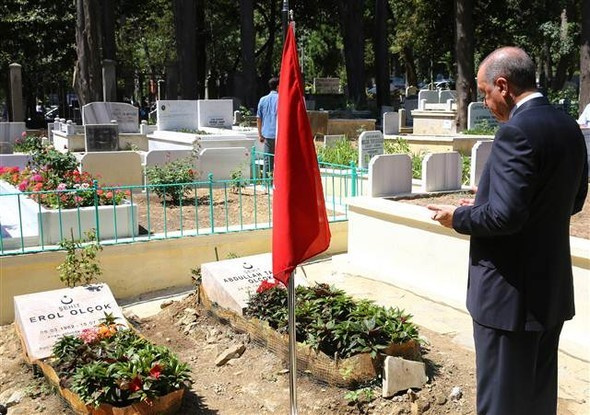 Erdoğan'dan Erol Olçok'un mezarına ziyaret