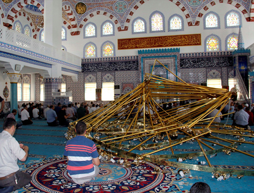 Cuma namazında cemaatin üzerine avize düştü yaralılar var