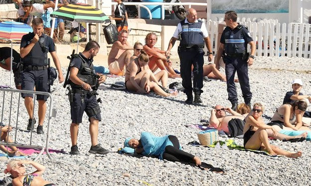 Fransız polisi plajda uzanan kadını herkesin gözü önünde