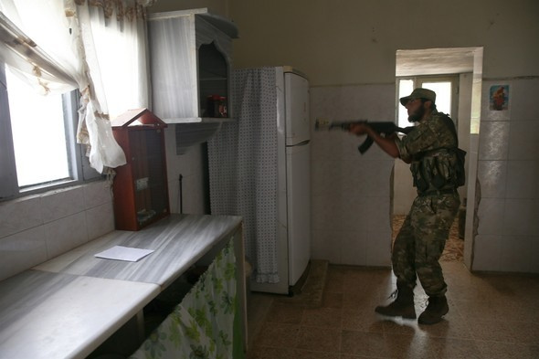Cerablus'ta IŞİD'in terkettiği evler didik didik aranıyor