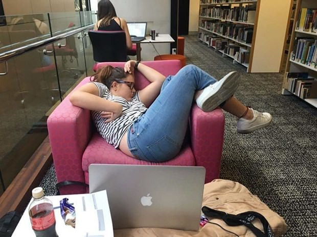 Kütüphane'de uyuduğuna pişman oldu