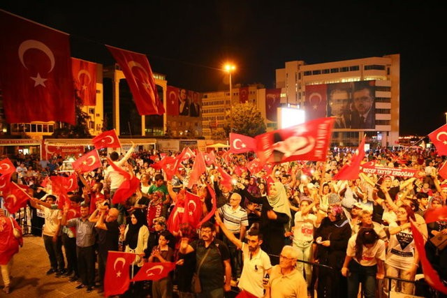 Meydanlar yine doldu taştı