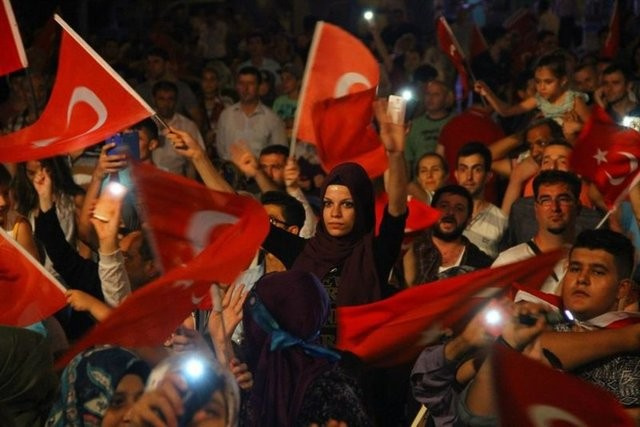 Meydanlar yine doldu taştı