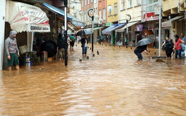 Rize'de sel: Bir çocuk kayboldu