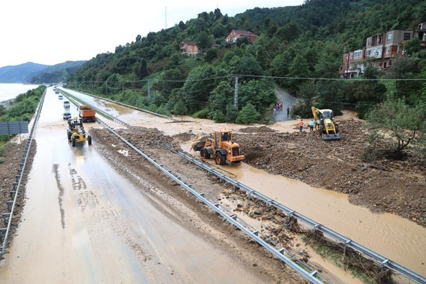 Rize'de sel: Bir çocuk kayboldu