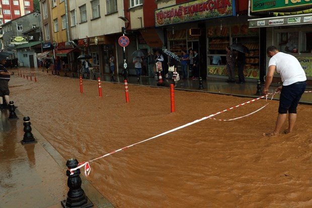 Rize'de sel: Bir çocuk kayboldu