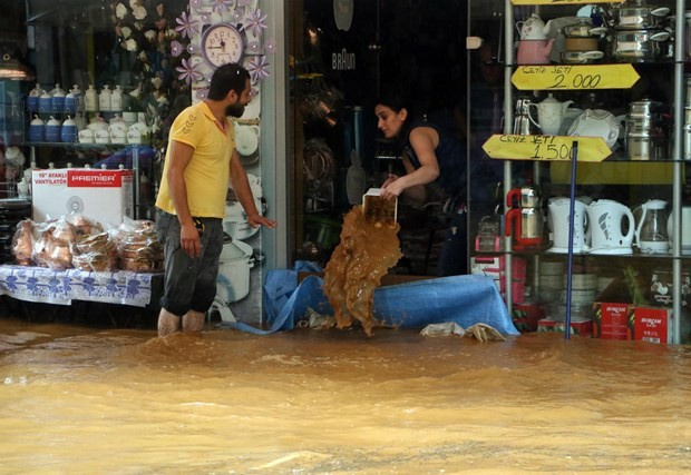 Rize'de sel: Bir çocuk kayboldu