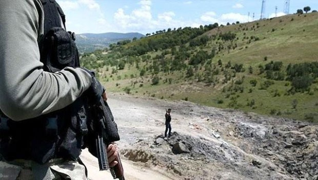 PKK'nın yaptığı hainliğe bakın! Köy korucusunu öldürüp...