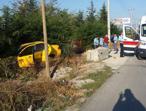 Bilecik'te otomobil yoldan çıktı: 3 yaralı