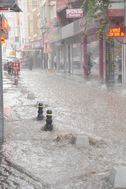 15 dakikalık sağanak yağmur  bu hale getirdi