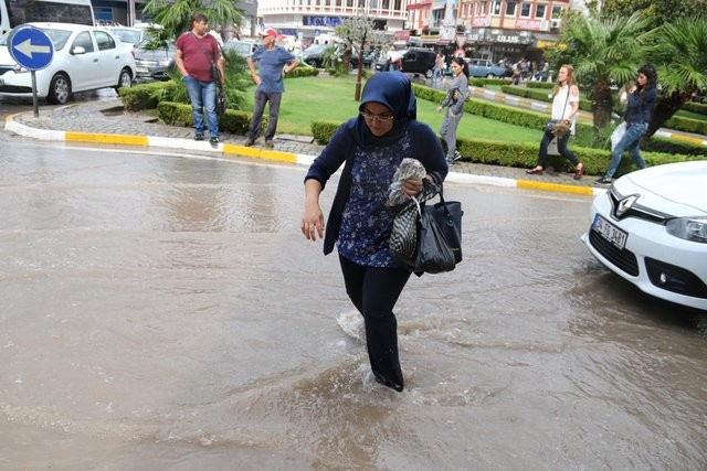 15 dakikalık sağanak yağmur  bu hale getirdi