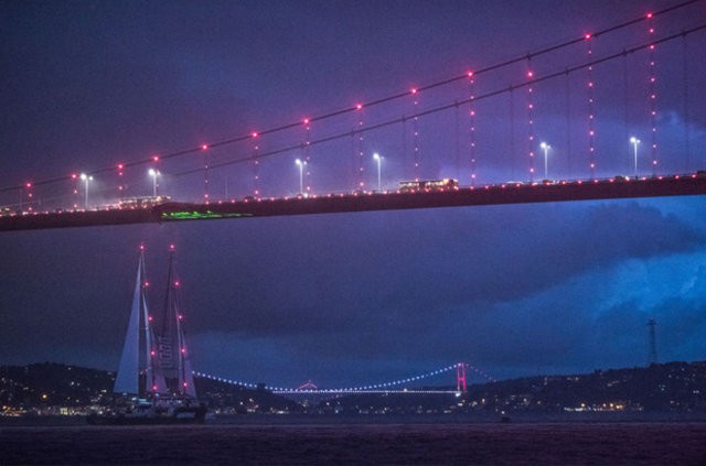 Greenpeace'in efsane gemisi boğazdan geçti