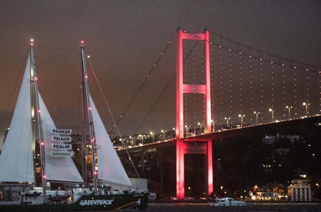 Greenpeace'in efsane gemisi boğazdan geçti