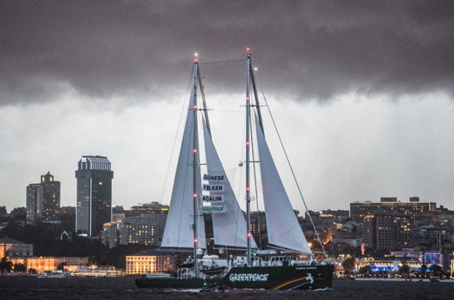 Greenpeace'in efsane gemisi boğazdan geçti