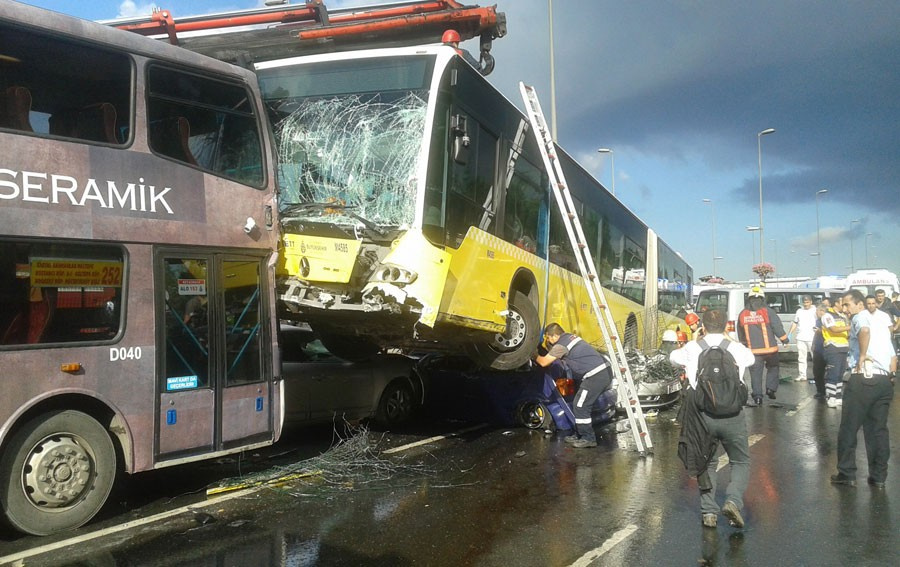 Metrobüs kazası altından çıkan araçlar şoke etti!