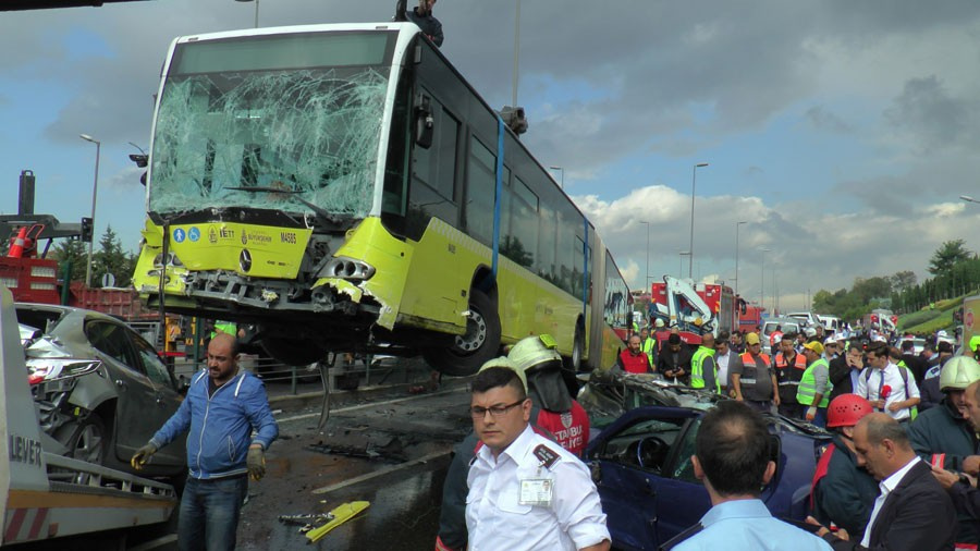 Metrobüs kazası altından çıkan araçlar şoke etti!