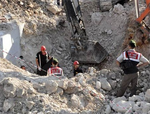 İstanbul-İzmir Otoyolu inşaatında bir işçi göçük altında kalarak hayatını kaybetti