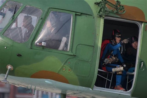 Kuzey Kore'de Amerikan malı helikopterle festival