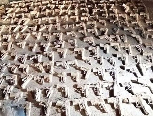 Üsküdar'da boş arazide yüzlerce silah bulundu!