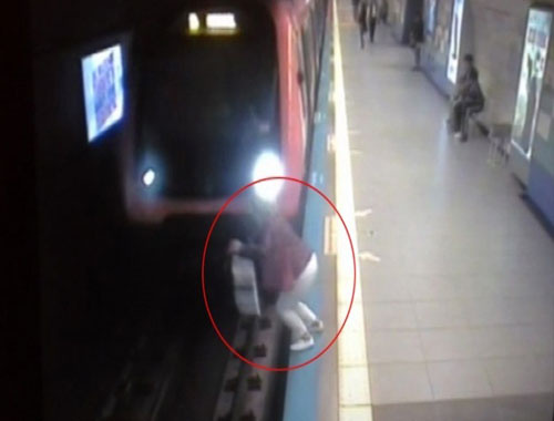 Metro istasyonundaki intihar saniye saniye kamerada