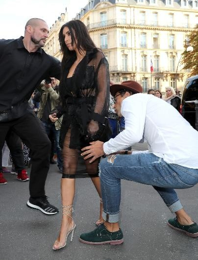 Kim Kardashian'a olay taciz! Kalçasından tutup...