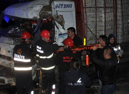 İşçileri taşıyan otobüs kaza yaptı: 1 ölü 29 yaralı!