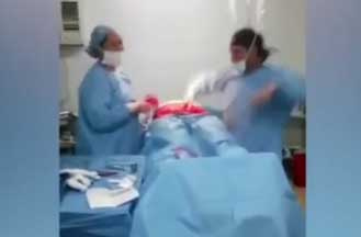 Ameliyat sırasında dans eden doktor