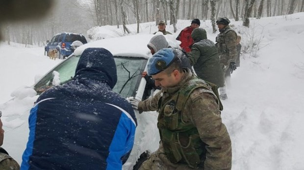 İçerde ekibi mahsur kaldı 20 saat sonra böyle kurtarıldı