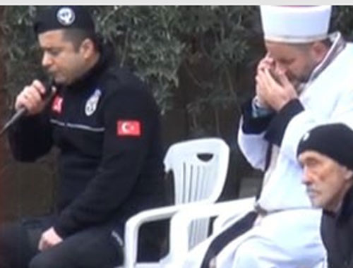 Şehit cenazesinde görevli polis imamdan mikrofonu aldı ve...