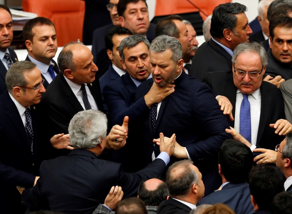 Meclis'te gırtlaklama görüntüsü kim bu milletvekilleri?