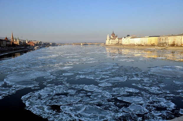 Soğuk hava nehri dondurdu fotoğrafçılar oraya akın etti