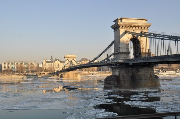 Soğuk hava nehri dondurdu fotoğrafçılar oraya akın etti