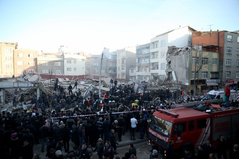 Zeytinburnu'nda bina çöktü olay yerinden ilk görüntüler