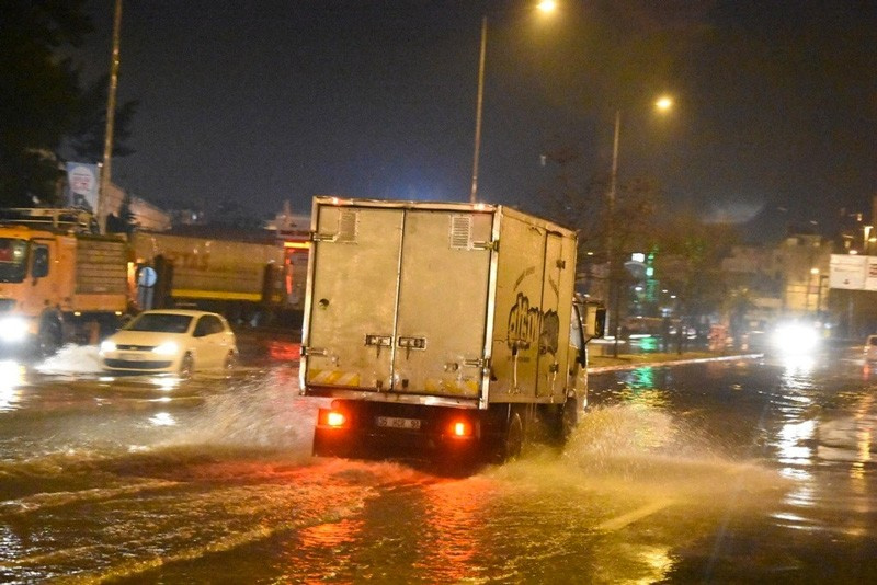 Sağanak yağış İzmir'i vurdu sokaklar bu hale geldi