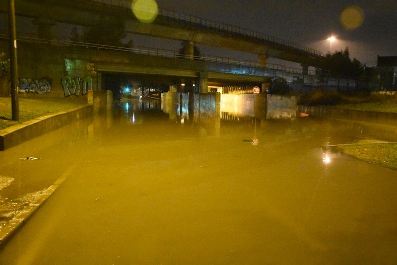 Sağanak yağış İzmir'i vurdu sokaklar bu hale geldi