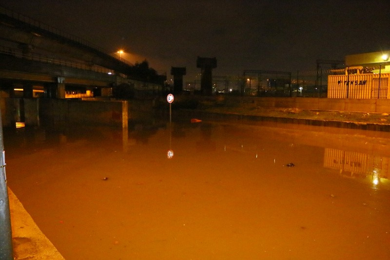 Sağanak yağış İzmir'i vurdu sokaklar bu hale geldi