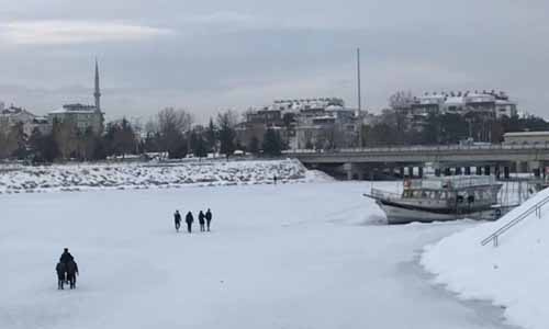 Beyşehir gölü buz tuttu vatandaşlar üzerinde geziyor