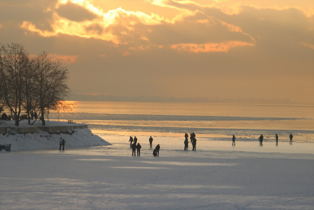 Beyşehir gölü buz tuttu vatandaşlar üzerinde geziyor