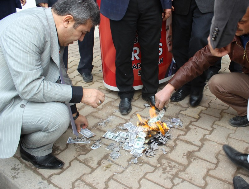 Dolarlarla burunlarını silerek tepkilerini gösterdiler